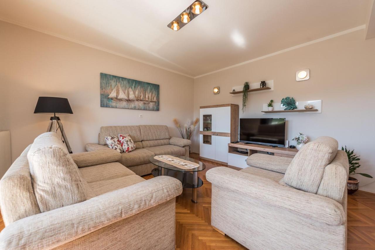 Stedi Apartment Lukoran Luaran gambar